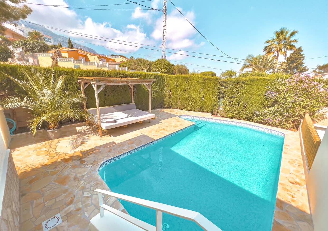 Privater Pool mit Daybed und mediterraner Einfassung – Ferienhaus in Denia/Montgo