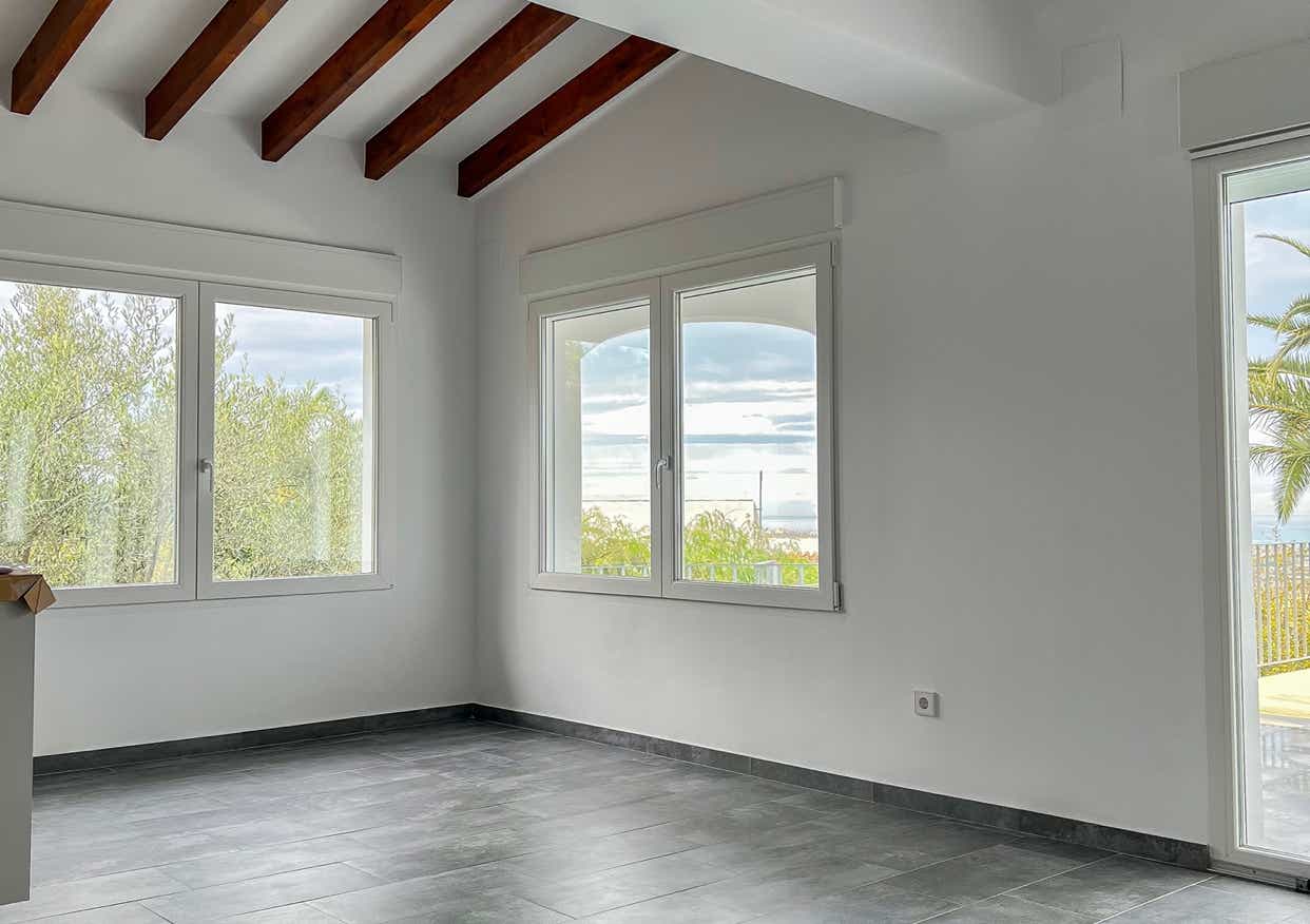 Renovierter Wohnbereich mit Holzbalkendecke - Sanierungsprojekt in Monte Pego