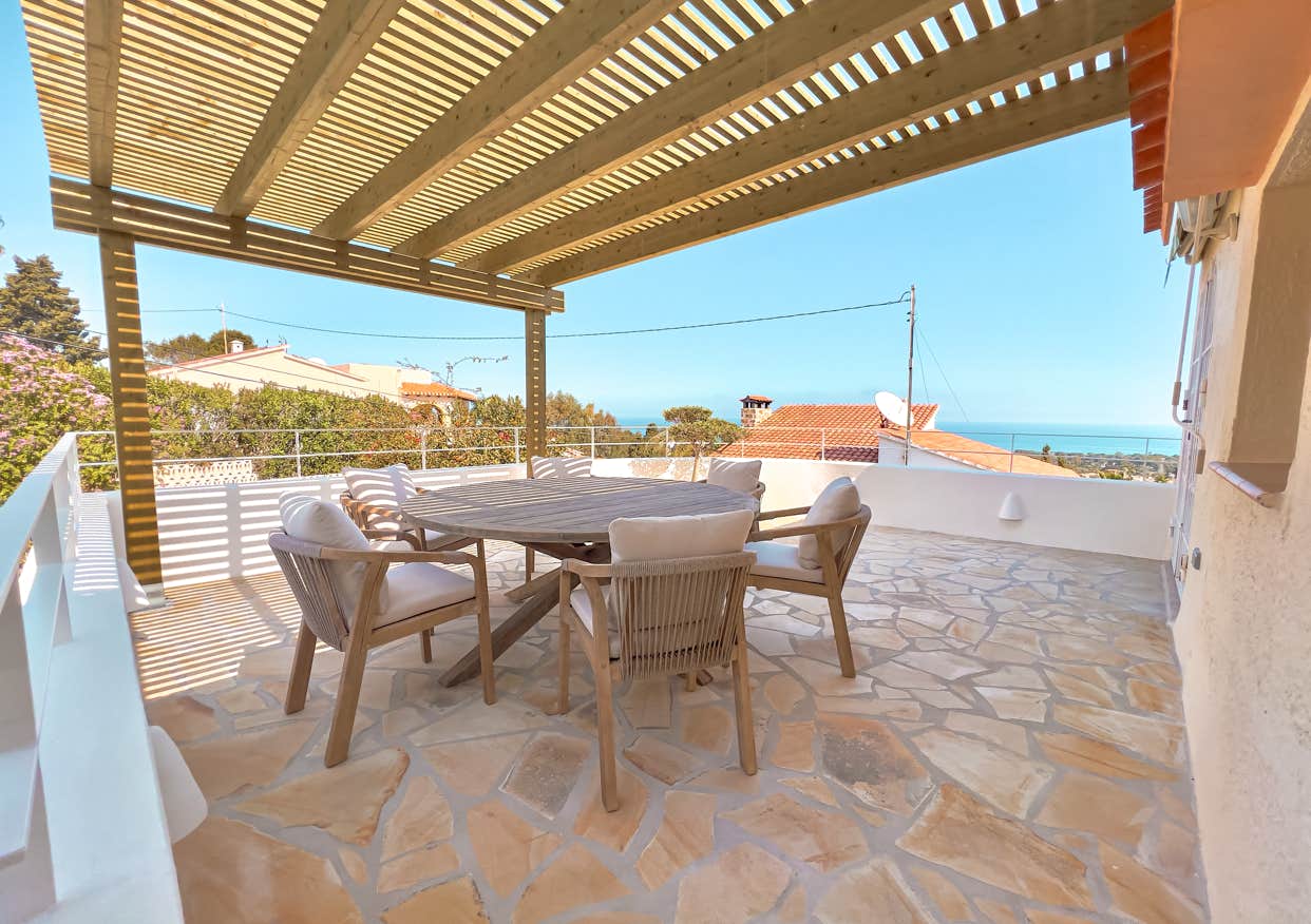 Überdachte Terrasse mit Meerblick und Natursteinboden – Außenbereich einer Villa in Denia/Montgo