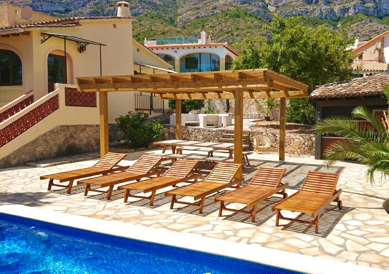 Poolterrasse mit Holz-liegen und Pergola - Sanierungsprojekt in Denia am Montgo