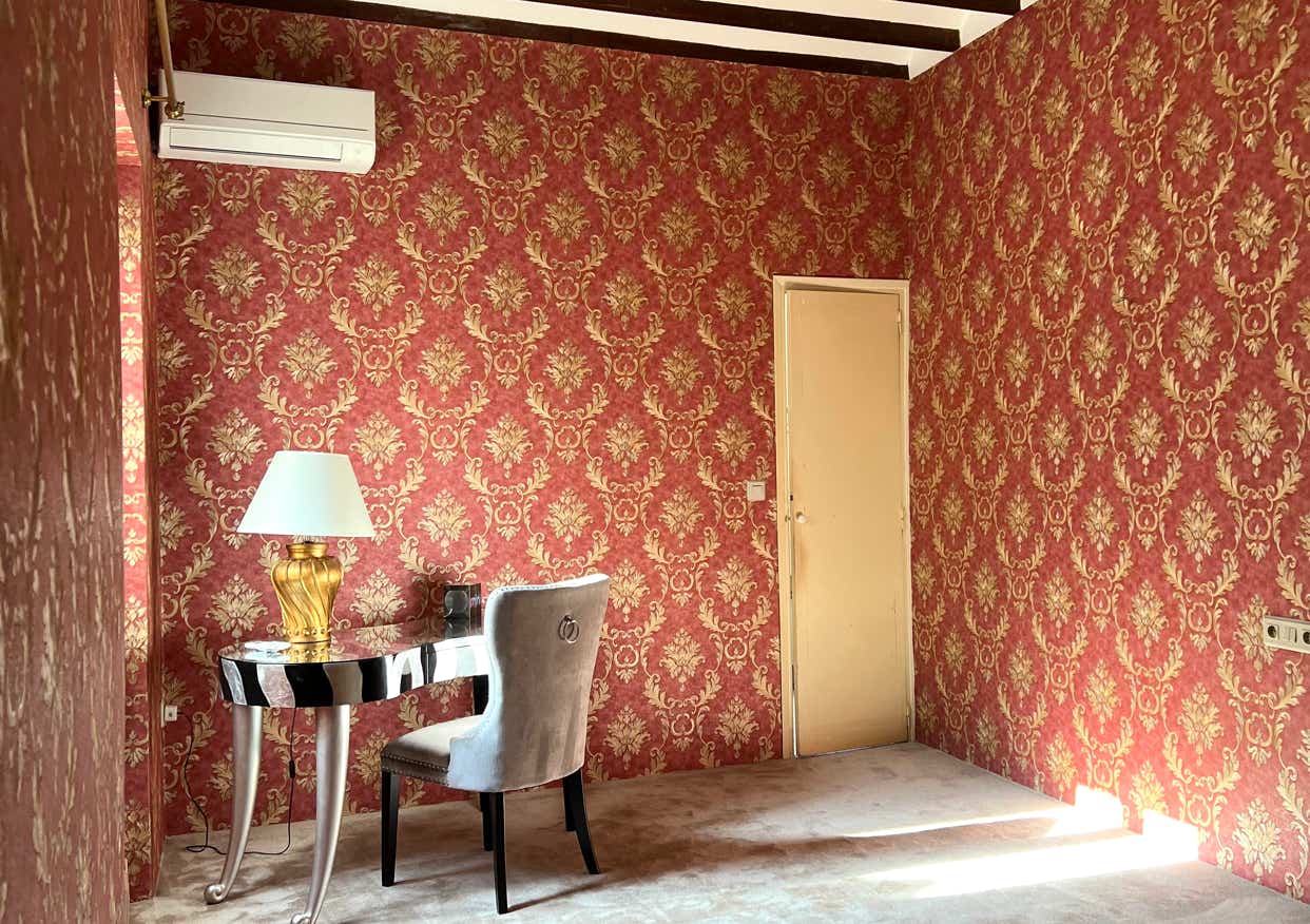Ankleidezimmer in Stadtvilla in Pego mit tapezierten Wänden und neu verlegtem Teppichboden