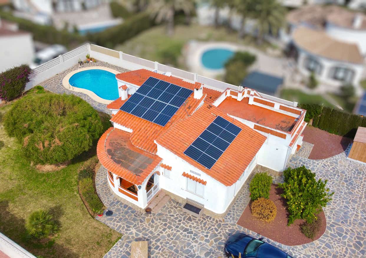 Luftaufnahme einer Villa mit Solaranlage und Pool in Els Poblets