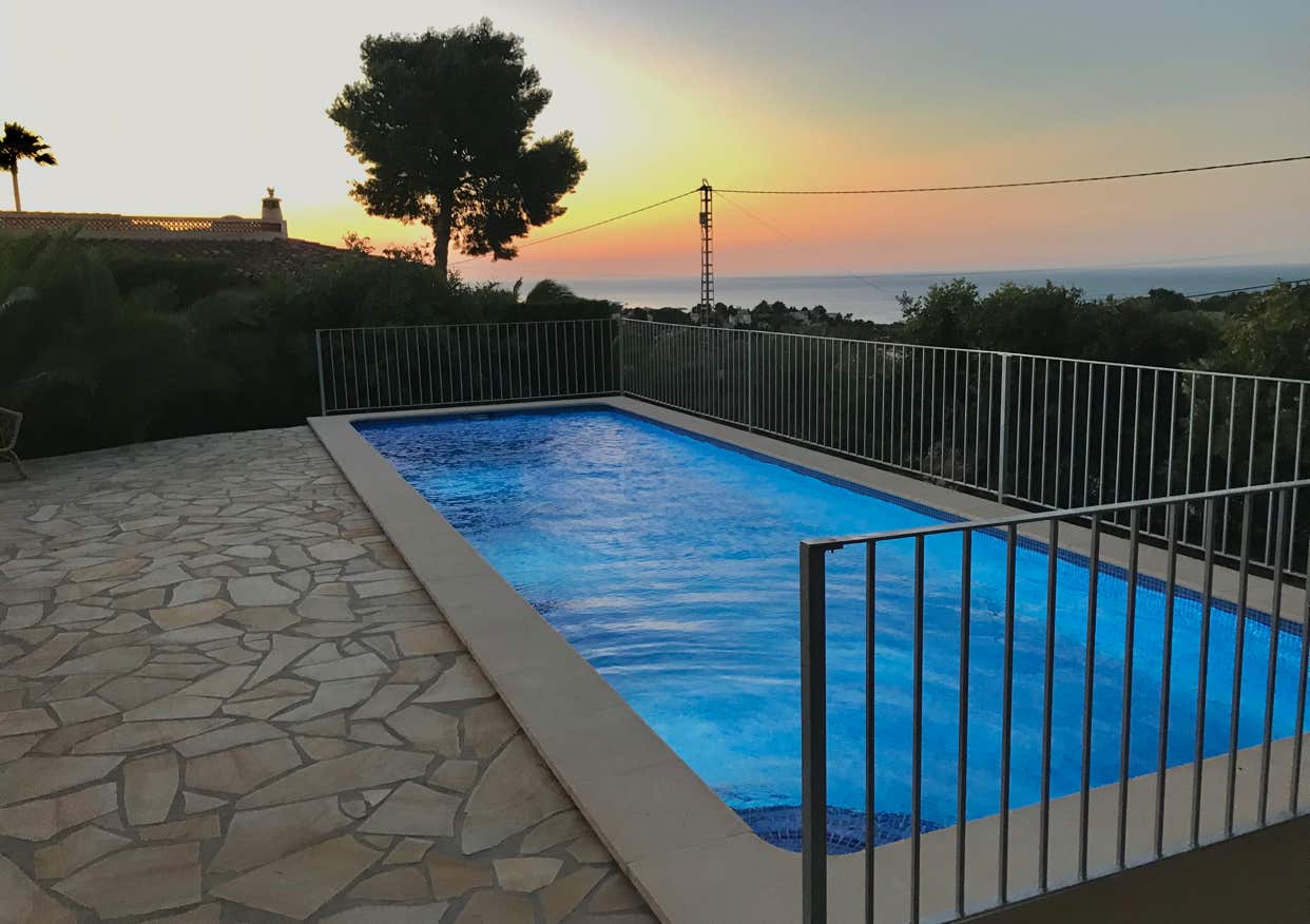 Poolbereich mit angrenzender Terrasse - Projekt in Denia am Montgo