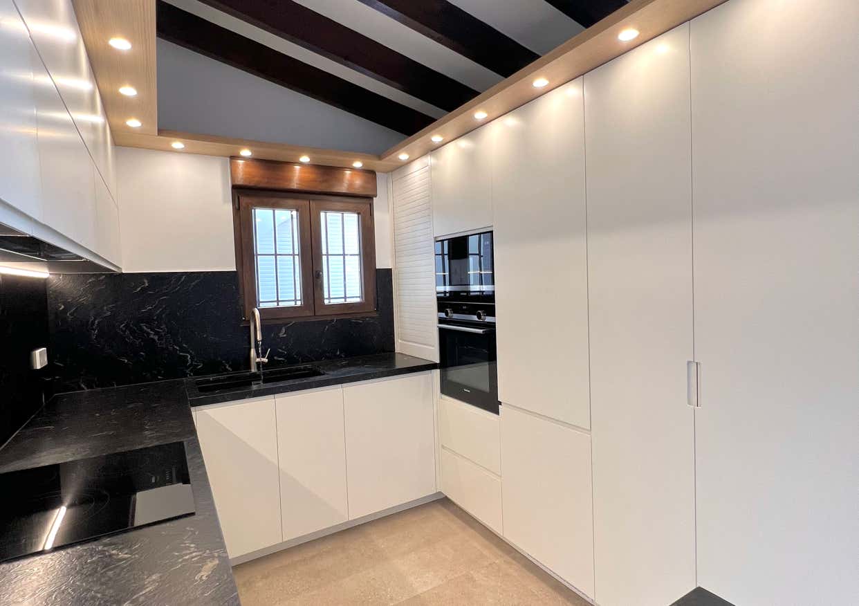 Moderne Küche mit weißer Front - Umbauprojet in Monte Pego