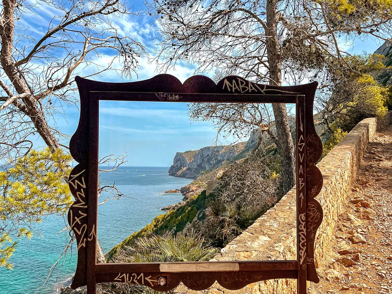 Zeigt eine beliebte Wanderroute an der Costa Blanca in Denia.