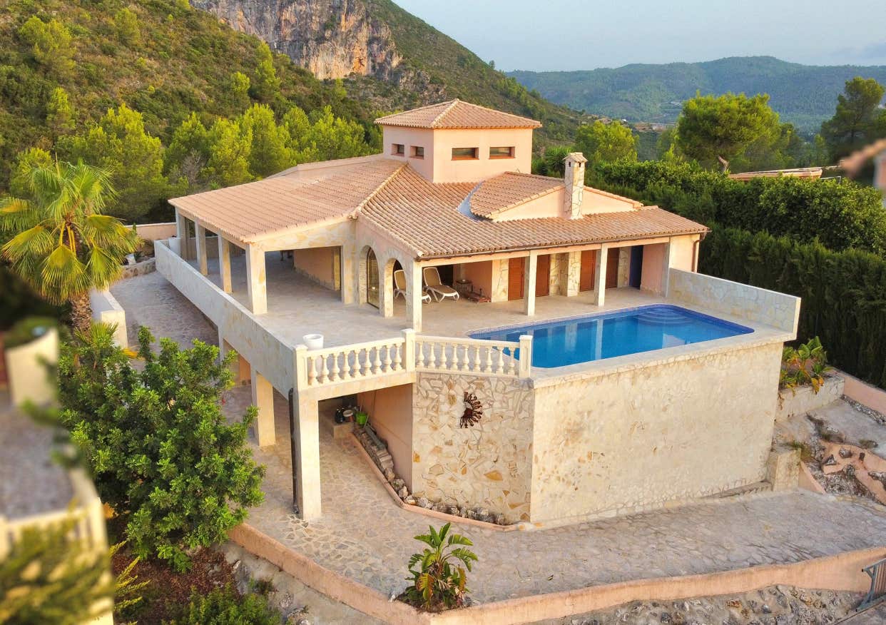 Mediterrane Natursteinvilla in Adsubis mit Pool in Hanglage und Bergblick