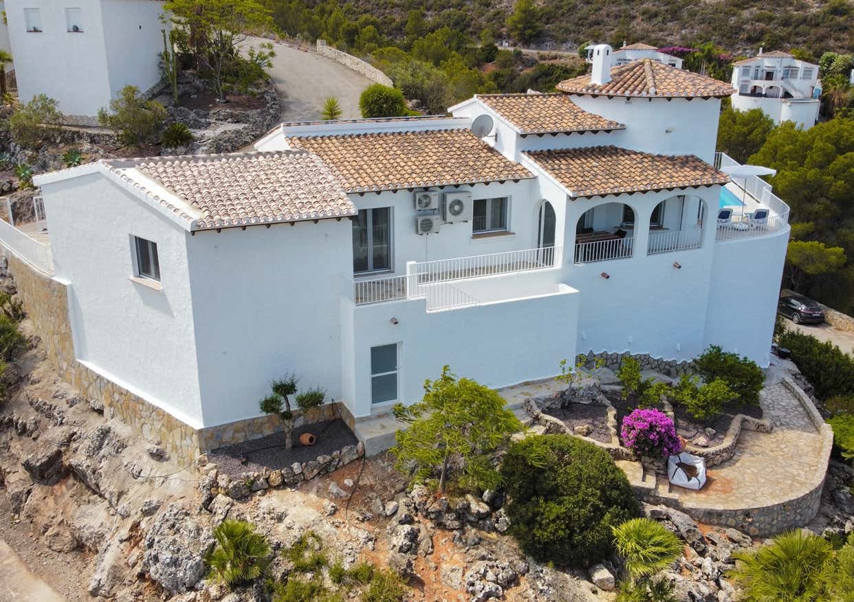 Modernisierte weiße Villa mit Balkon und Garten in Hanglage bei Mento Pego