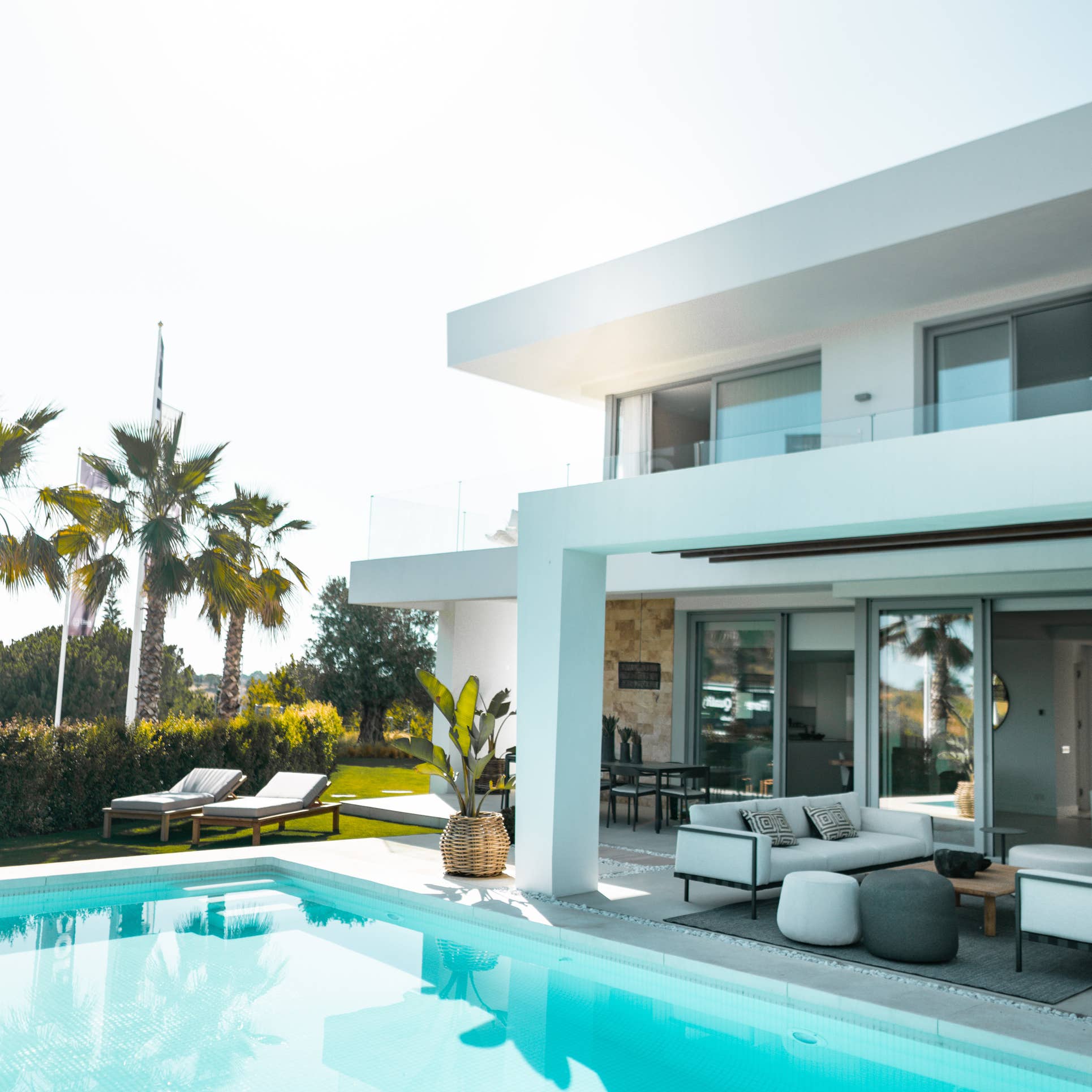 Moderne weiße Villa mit Pool und Terrasse an der Costa Blanca – Immobilien Service Kryzon