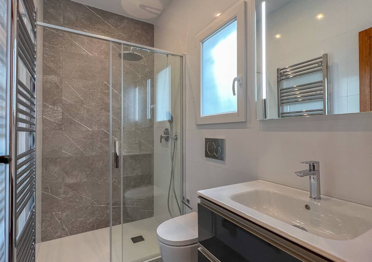 Modernes Badezimmer mit Glasdusche und Handtuchheizung - Sanierungsprojekt in Monte Pego